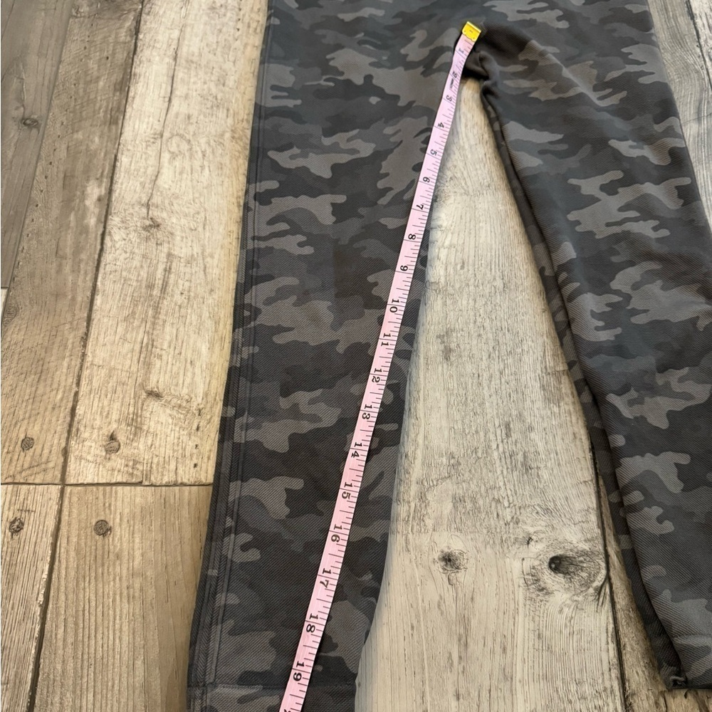 Spanx Womens Leggings Medium Gray Camo Look At Me Now Cropped Length - Picture 3 of 8